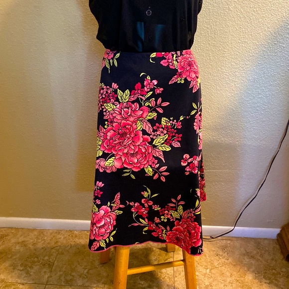 Notations Large Rose Buds Skirt - Picture 2 of 9